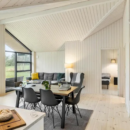 3 Værelses Hyggelig Bolig I Aakirkeby *